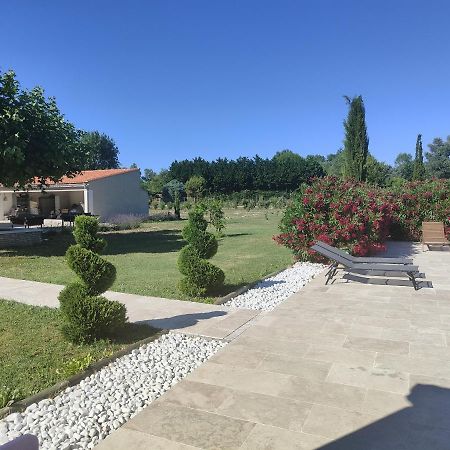 Studio Au Calme Avec Piscine Et Toutes Les Commodites Necessaires Le Thor Luaran gambar