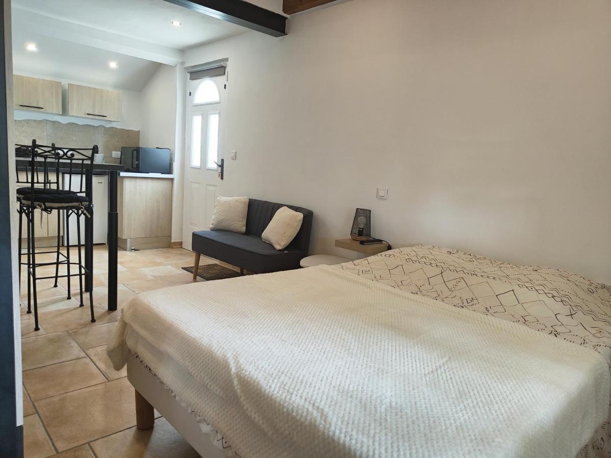 Studio Au Calme Avec Piscine Et Toutes Les Commodites Necessaires Le Thor Luaran gambar